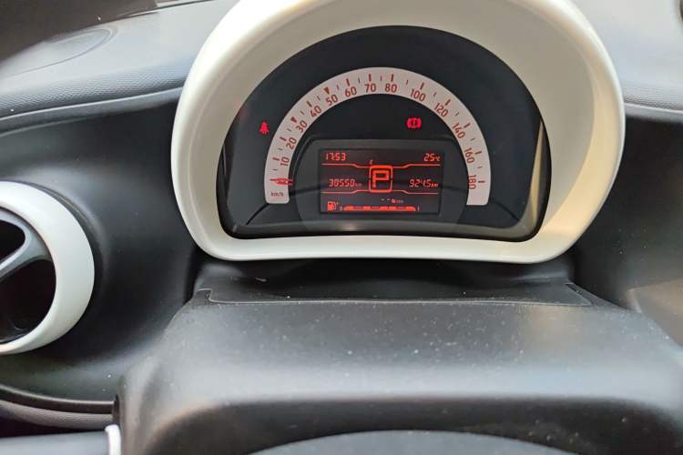 Used smart forfour 2018 1.0L 52 kW Dynamic Edition Odometer Close Up