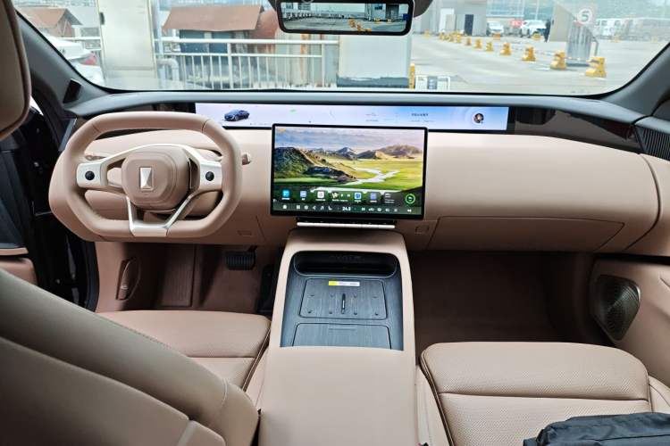 Used Avatr 12 2025 Updated Ultra All-Electric Four-Wheel Drive Center Console