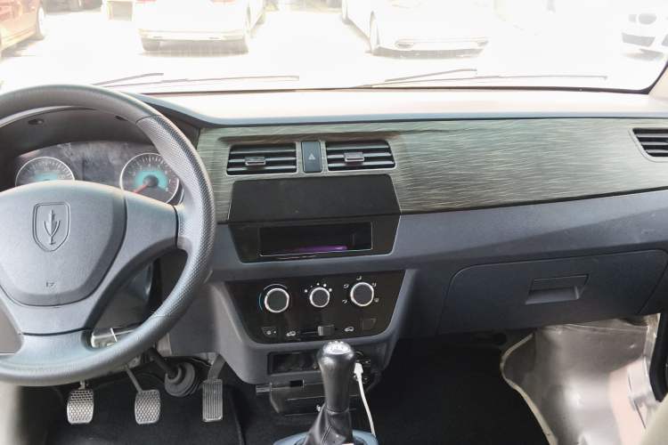 Used Jinbei Hiace X30 2023 1.5L Super-Comfortable Passenger Van 5/6/7-Seater Non-Air-Conditioned Version Model SWC15M Center Console