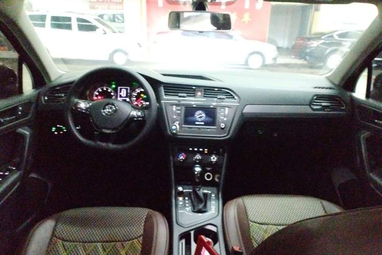 Used Volkswagen Tiguan L 2017 330TSI Automatic Two-Wheel Drive Luxury Edition Center Console