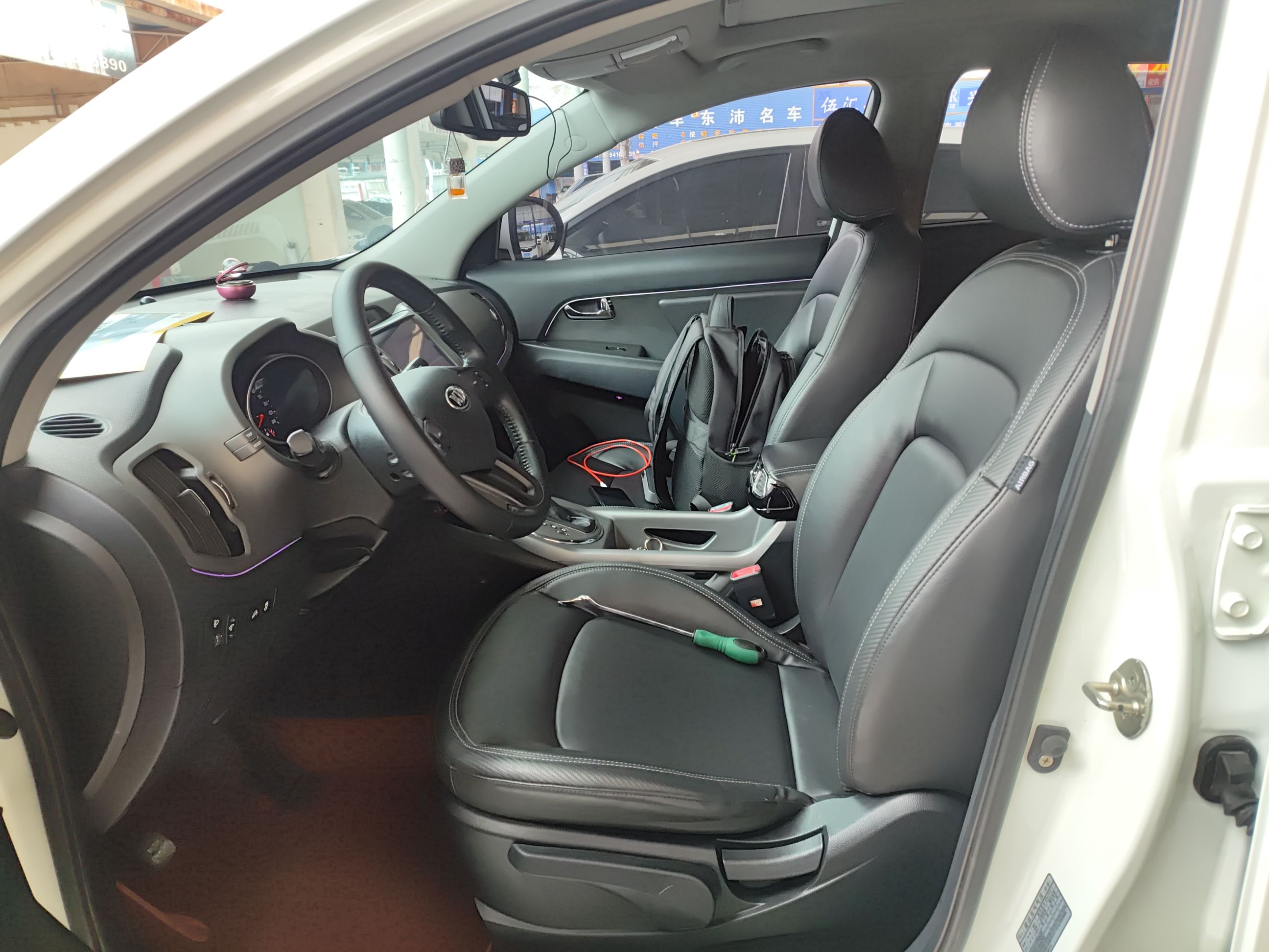 المقاعد الأمامية داخل السيارة