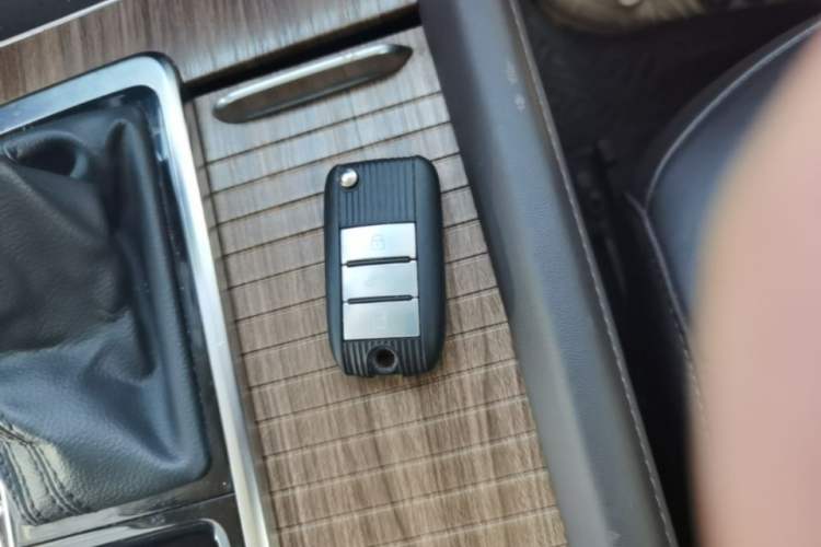 Used Roewe RX8 2019 30T Smart Connectivity Two-Wheel Drive Supreme Flagship Edition
