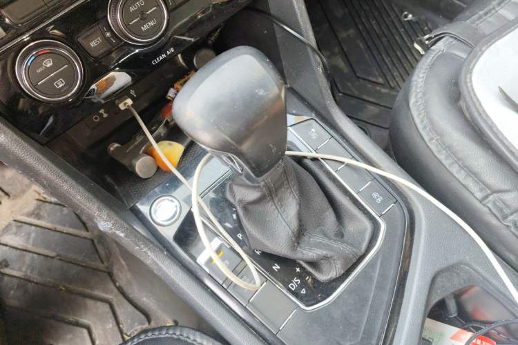 Used Volkswagen Tiguan L 2017 330TSI Automatic Two-Wheel Drive Comfort Edition Gear Lever