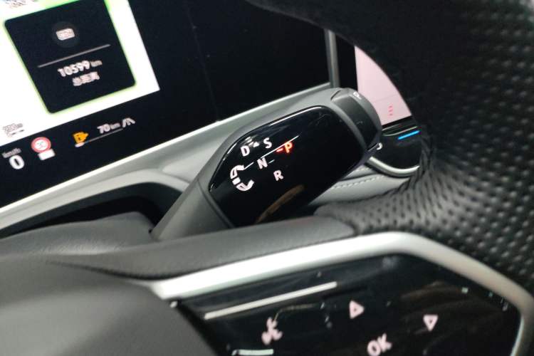 Used Volkswagen Magotan 2024 300TSI DSG Prestige Edition—A Real Eye-Catcher Gear Lever