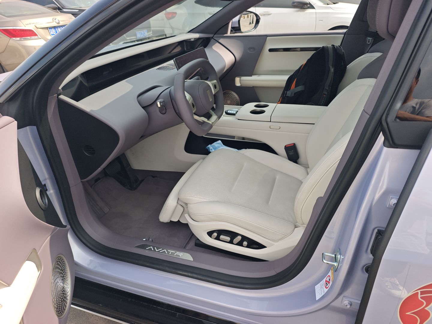 المقاعد الأمامية داخل السيارة