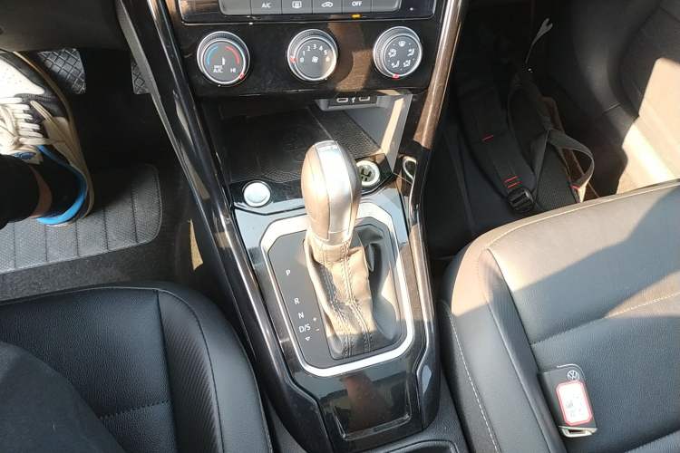 Used Volkswagen T-ROC 2022 280TSI DSG Two-Wheel Drive Comfort PLUS Gear Lever