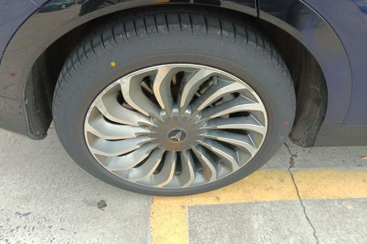 Used VOYAH FREE 2021 Four-Wheel Drive Standard Range-Extended Exclusive Luxury Package Right Rear Wheel Hub