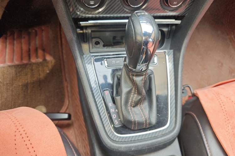 Used Volkswagen Gran Lavida 2014 1.4TSI Automatic Sport Edition Gear Lever