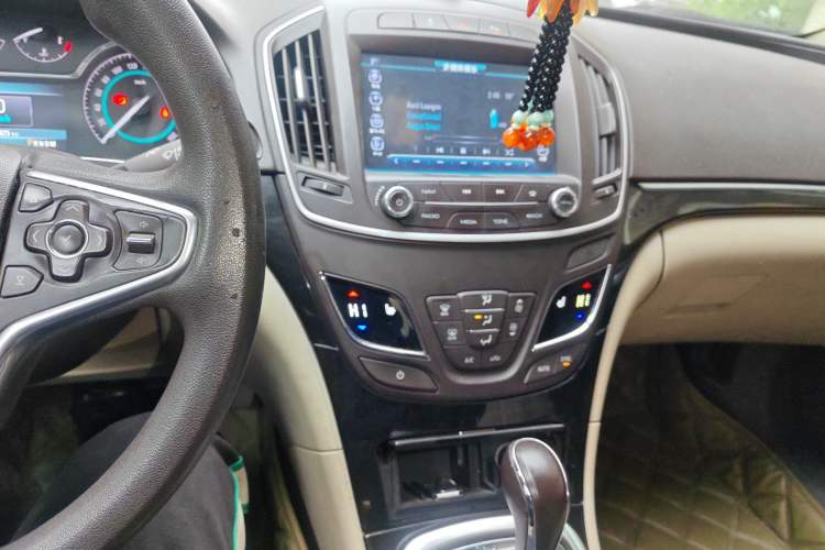 Used Buick Regal 2015 2.0L Elite Fashion Edition Audio And AC Panel