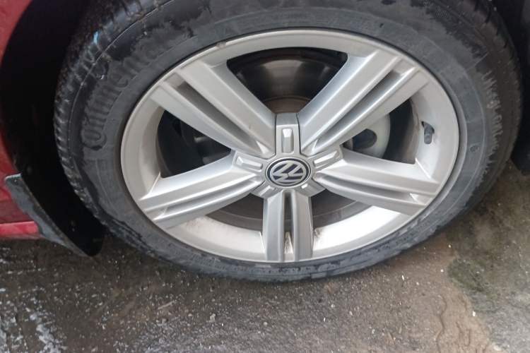 Used Volkswagen Lamando 2015 280TSI DSG Comfort Edition Right Front Wheel Hub