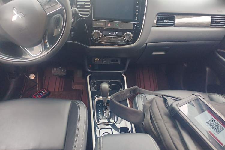 Used Mitsubishi Outlander 2019 2.4L 4x4 Zhi Xiang Edition 7 Seats China VI Standard