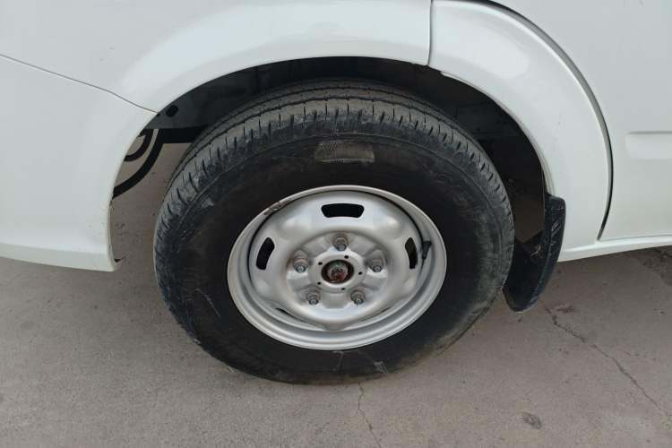 Used JMC Fushun 2023 2.0T Manual Short-Wheelbase Mid-Top Commercial Multi-Purpose 6-Seater Passenger Vehicle