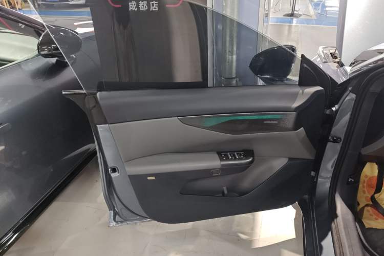 Used Lynk & Co 07 2024 EM-P 126 Long-Range Halo Left Front Door Interior