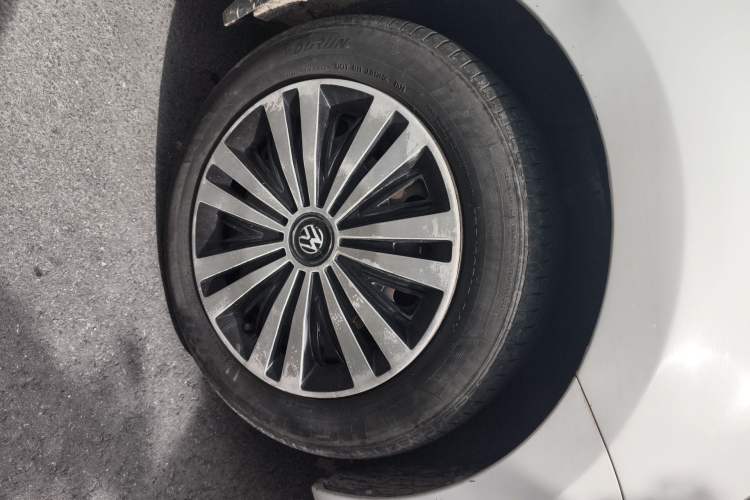 Used Volkswagen Polo 2016 1.6L Automatic Comfort Model Right Front Wheel Hub