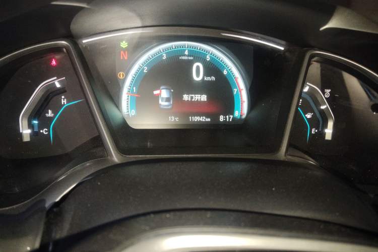 Used Honda Civic 2016 220TURBO CVT Luxury Edition Odometer Close Up