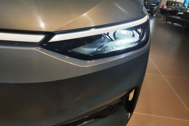 Used Volkswagen ID.7 VIZZION 2024 AIR model Left Front Headlight