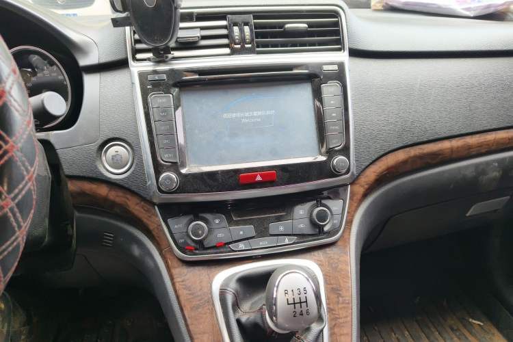 Used Haval H6 2015 Revised Version Sport Edition 1.5T Manual Transmission Two-Wheel Drive Elite Grade Audio And AC Panel