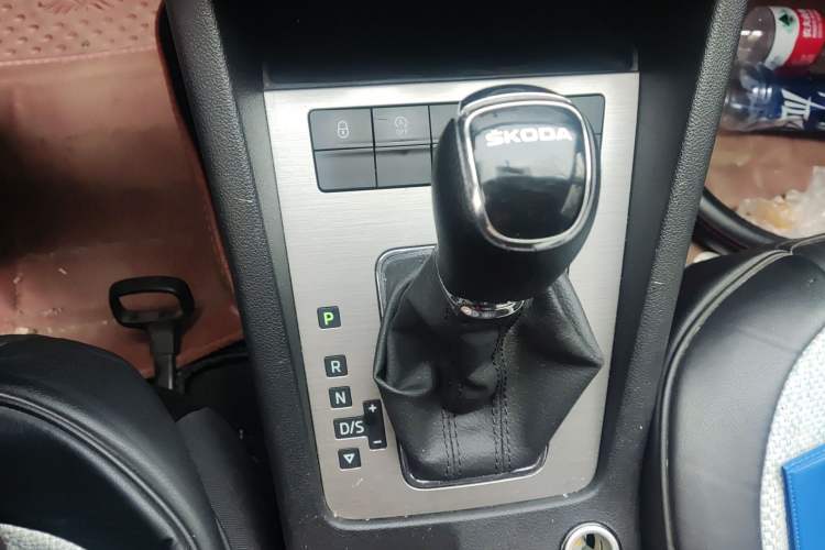 Used Skoda Octavia 2021 1.5L Automatic Comfort Edition Gear Lever