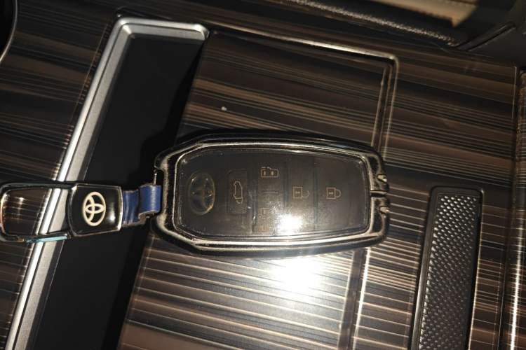 Used Toyota SIENNA 2023 2.5L Hybrid Deluxe Edition Vehicle Key