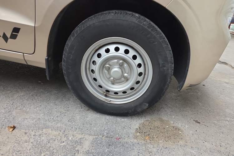 Used Wuling Hongguang V 2022 1.5L Jingqu Edition Electric-Assist LAR Right Front Wheel Hub