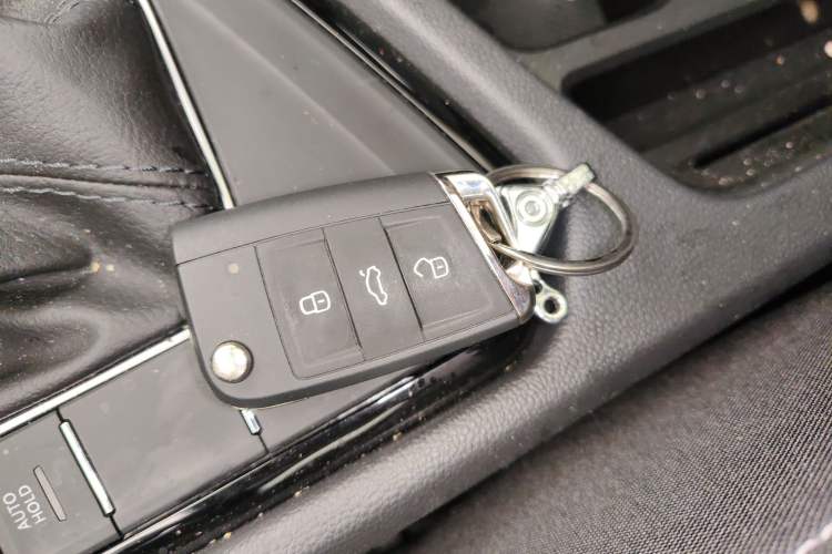 Used Volkswagen Tiguan L 2024 Outstanding Model 330TSI Automatic Two-Wheel Drive R-Line Dragon Glory Edition Vehicle Key