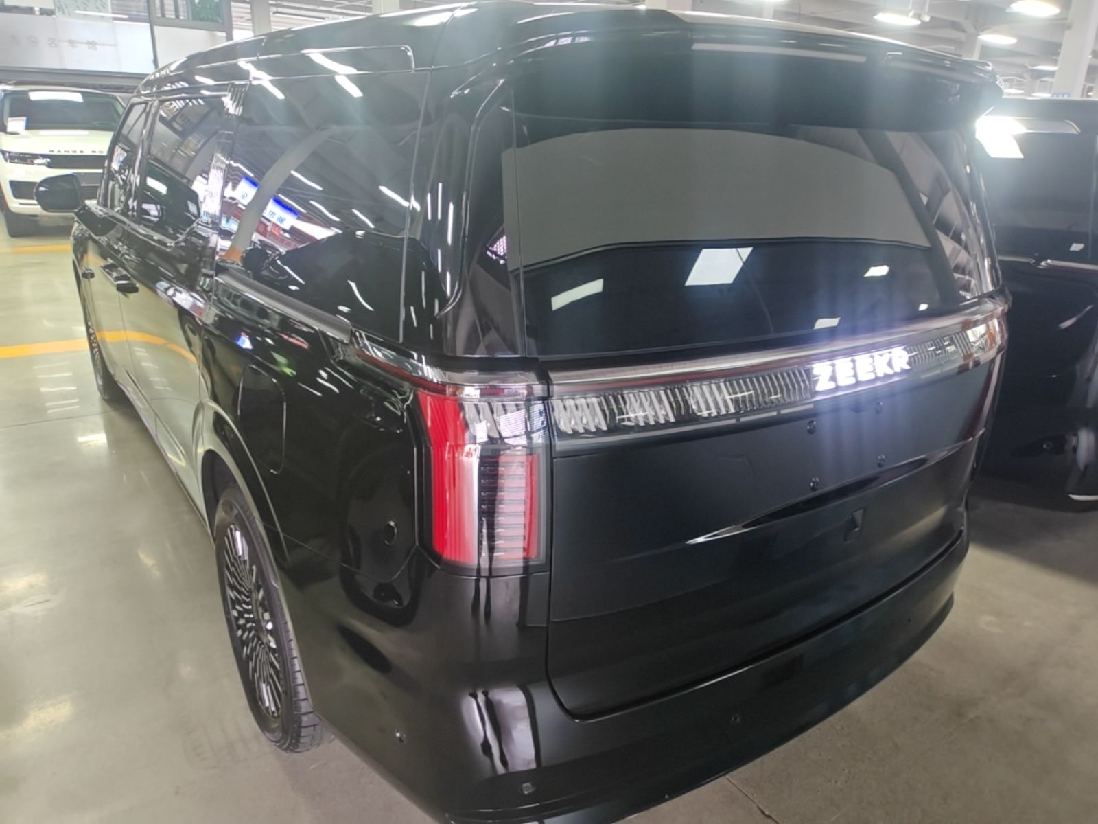 Zeekr 009 2024 Six-Seat Executive Version 4WD 108 kWh — снимка 13