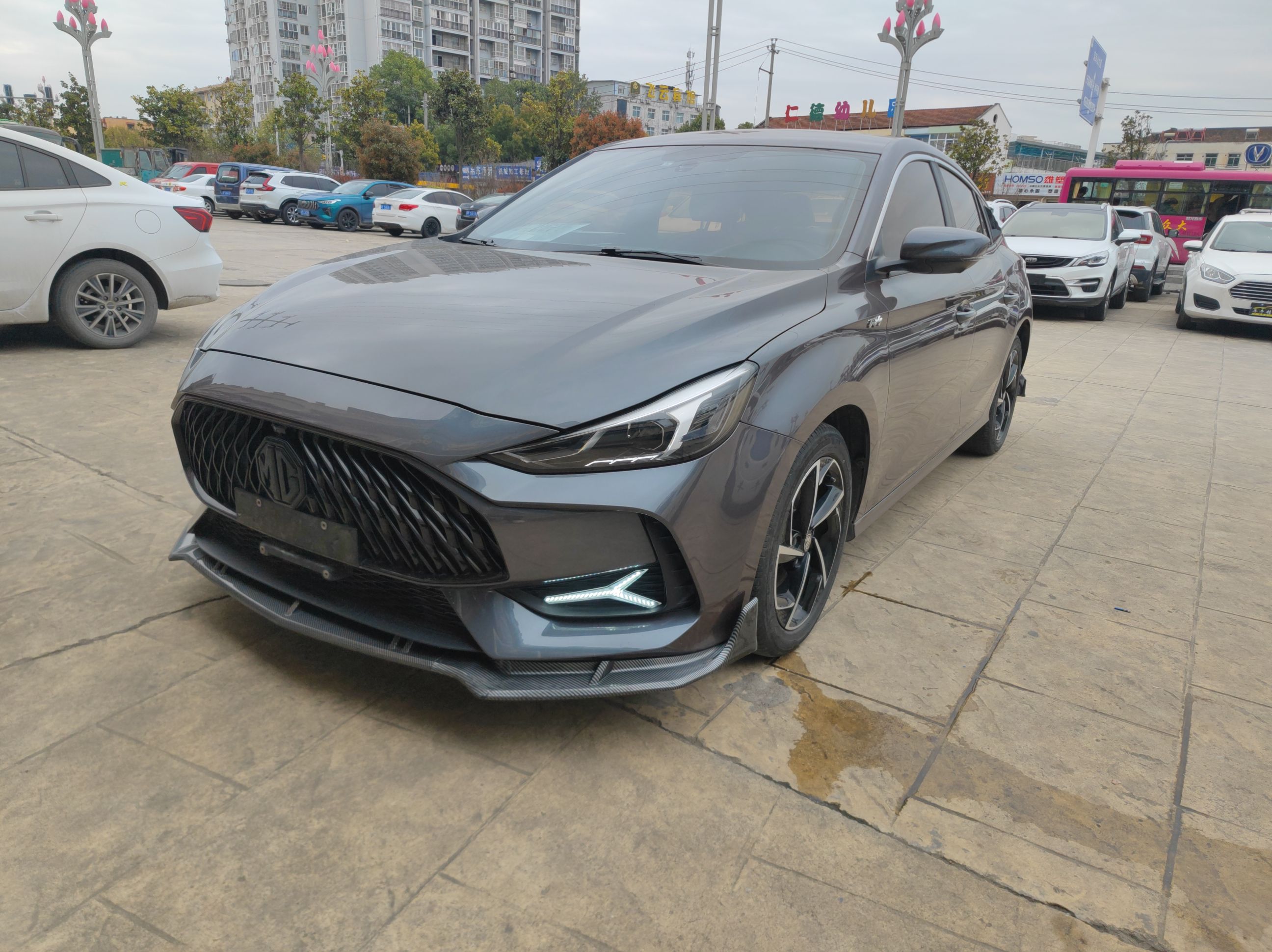 تحت مقدمة السيارة