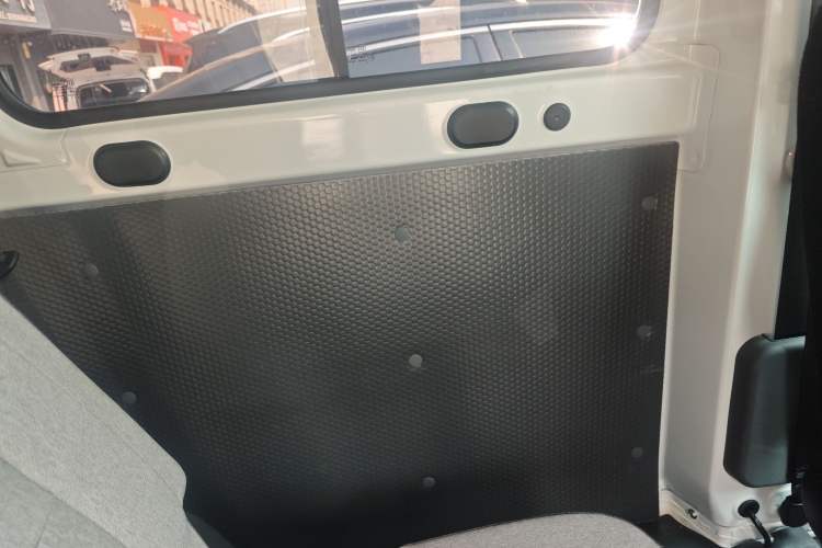 Used Wuling Yangguang 2024 300KM Comfort Version Passenger Van 75kW