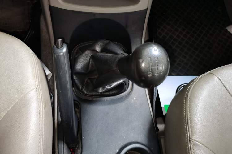 Used Mitsubishi Zinger 2011 2.0L Manual Transmission Luxury Version