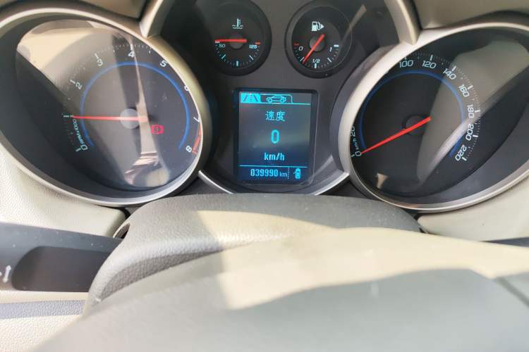 Used Chevrolet Cruze 2015 1.5L Classic SL MT Odometer Close Up