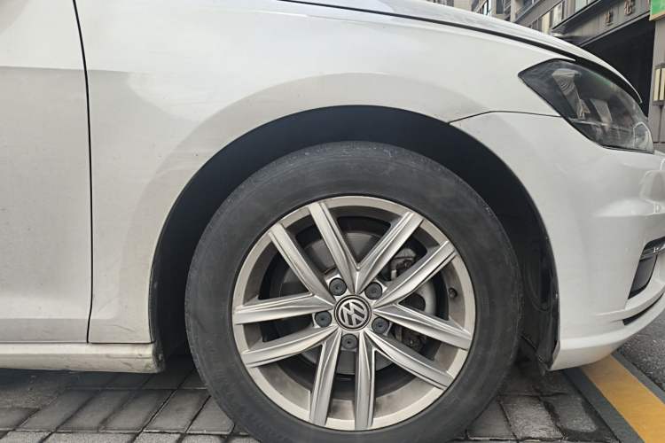 Used Volkswagen Golf 2018 230TSI Automatic Comfort Model Right Front Wheel Hub