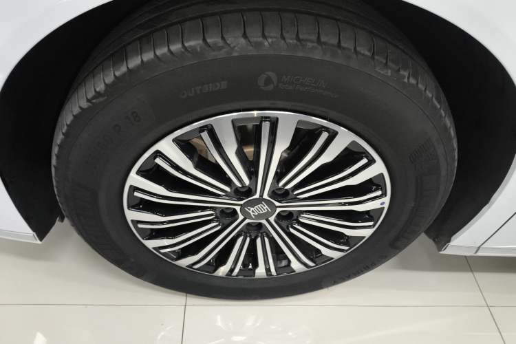 Used BYD Xia 2025 DM-i 1.5T 180km Excellence Model Left Front Wheel Hub