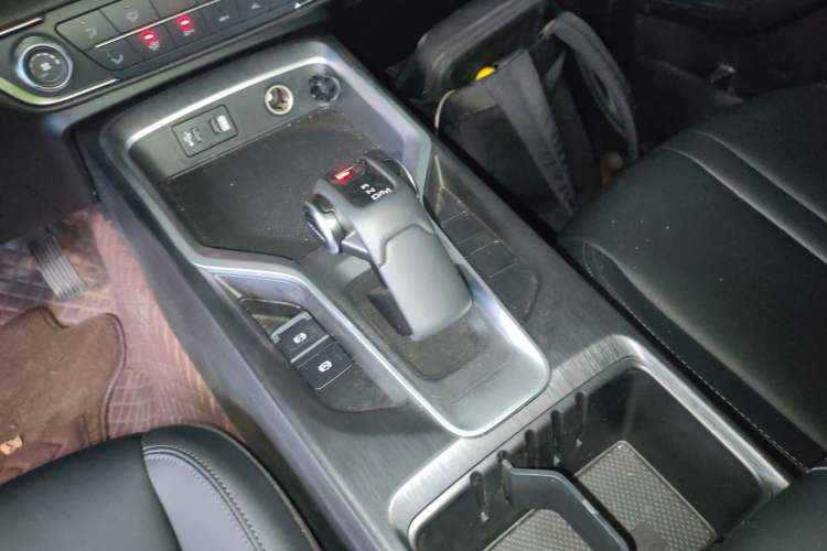 Used Great Wall King Kong Poer 2024 2.0T Automatic 8AT Diesel 4x4 Elite Flatbed Gear Lever