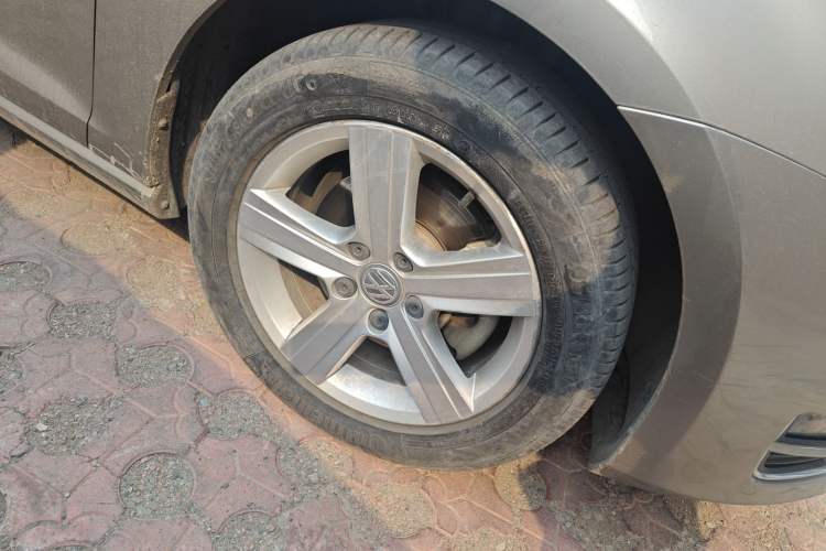 Used Volkswagen Golf 2016 230TSI Automatic Comfort Version Right Front Wheel Hub