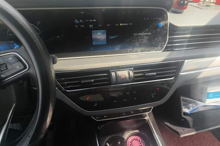 Used Hongqi HS5 2022 2.0T Smart Connect Flagship Edition Audio And AC Panel