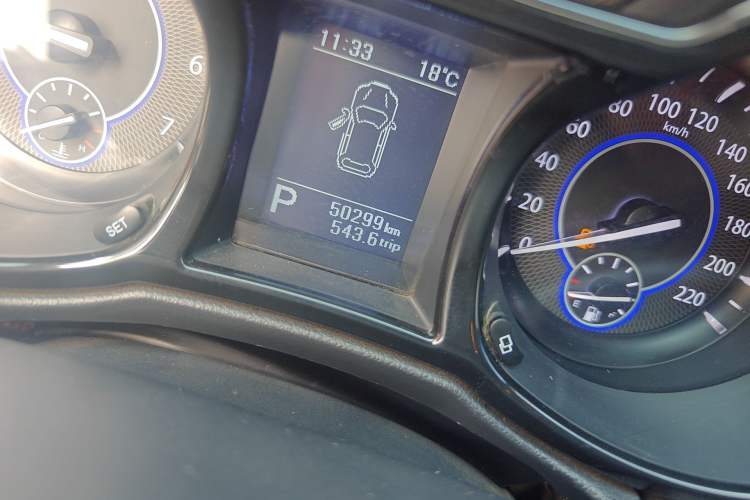 Used JMC Yusheng S350 2016 2.0T Automatic Two-Wheel Drive Gasoline Luxury Version with Sunroof 5 Seats Odometer Close Up