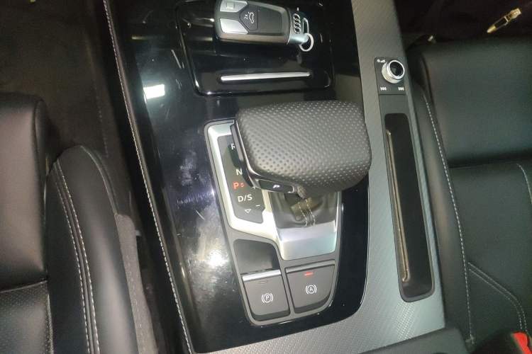 Used Audi Q5L 2025 quattro 45th Anniversary Edition 45 TFSI Luxury Dynamic Model Gear Lever