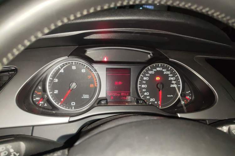 Used Audi A4L 2012 2.0 TFSI automatic Comfort trim level