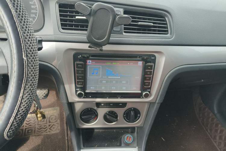 Used Volkswagen Lavida 2015 1.6L Manual Fashion Edition Audio And AC Panel