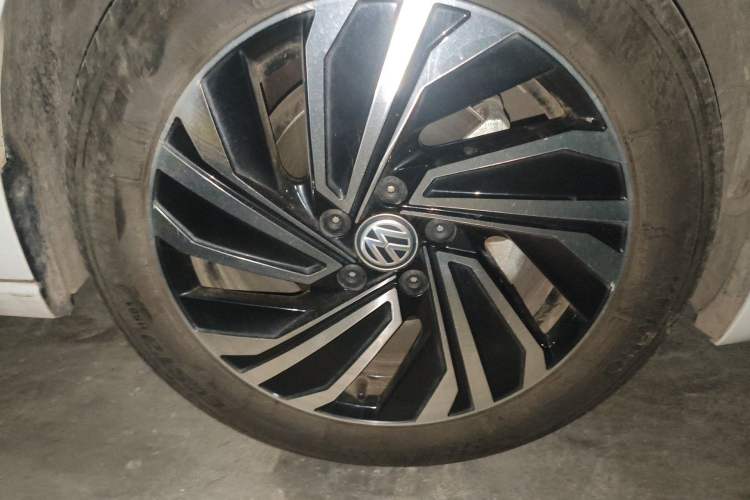Used Volkswagen Sagitar 2022 280TSI DSG Excellence Edition Right Front Wheel Hub