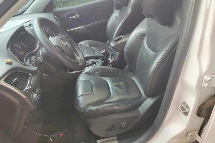 Used Jeep Cherokee 2019 2.0T Two-Wheel Drive Smart Enjoyment Version China VI
