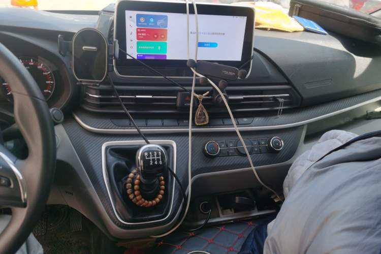 Used SAIC MAXUS Xintu V90 2024 Zhiyun 2.0T Manual Rear-Drive Extended-Wheelbase Ultra-High-Roof Model with Dual Rear Tires and 3 Seats
