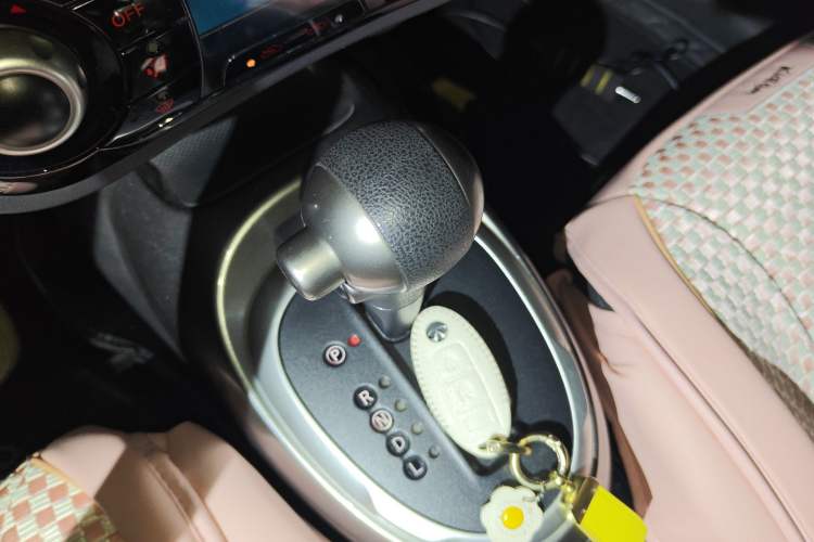 Used Infiniti ESQ 2014 1.6L Spontaneous Edition Gear Lever