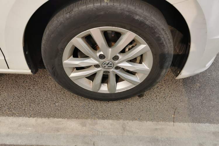 Used Volkswagen Touran 2016 Volkswagen Touran L 280TSI DSG Comfort Edition Right Front Wheel Hub