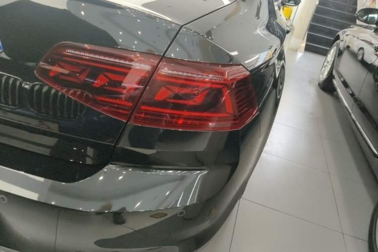 Used Volkswagen Magotan 2023 2 Million Units Commemorative Edition 330TSI DSG Luxury Version Right Rear Taillight