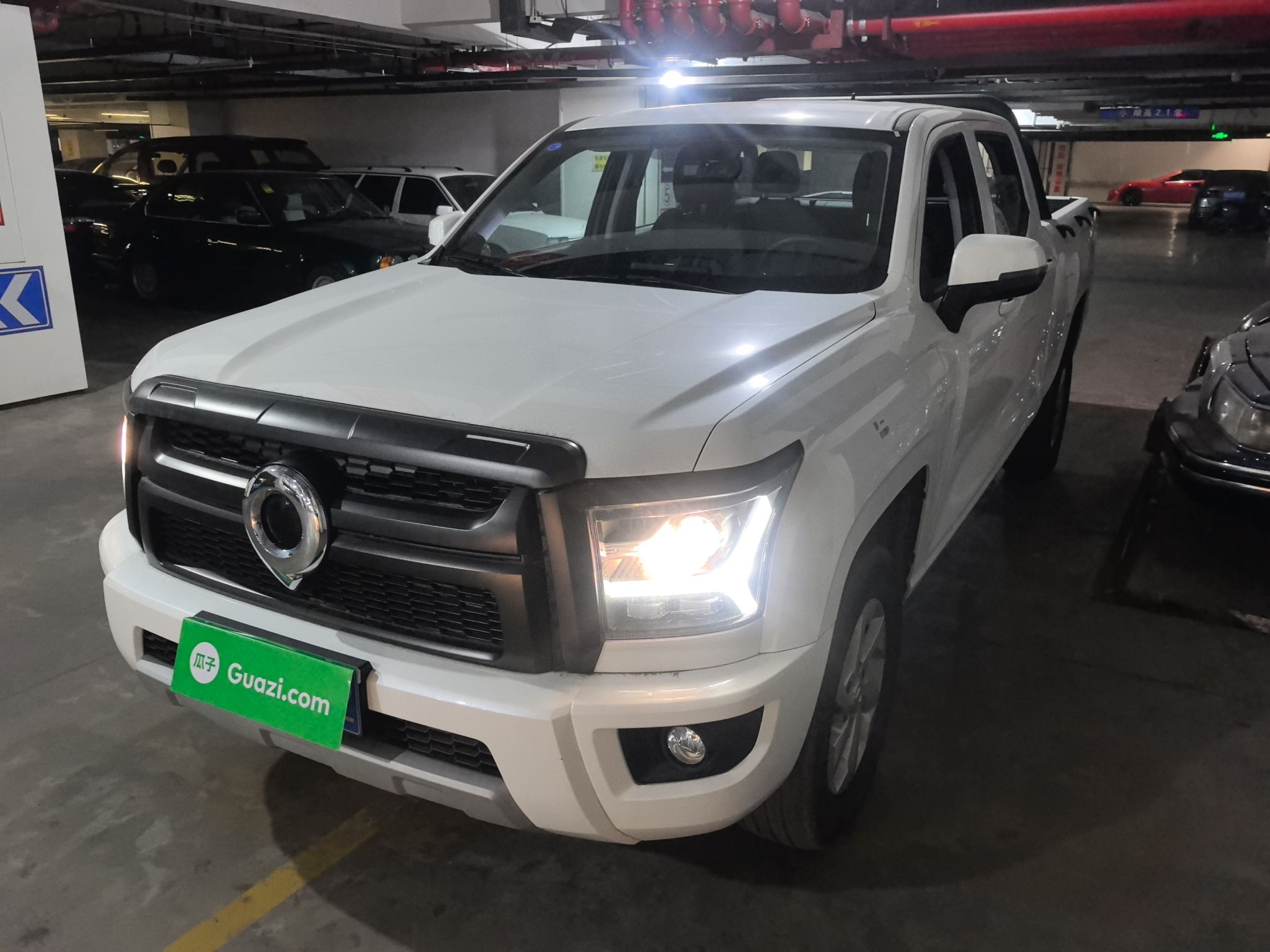 تحت مقدمة السيارة