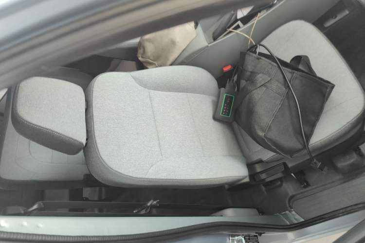 Used Wuling Yangguang 2024 300KM Comfort Version Passenger Van 75kW Right Front Seat