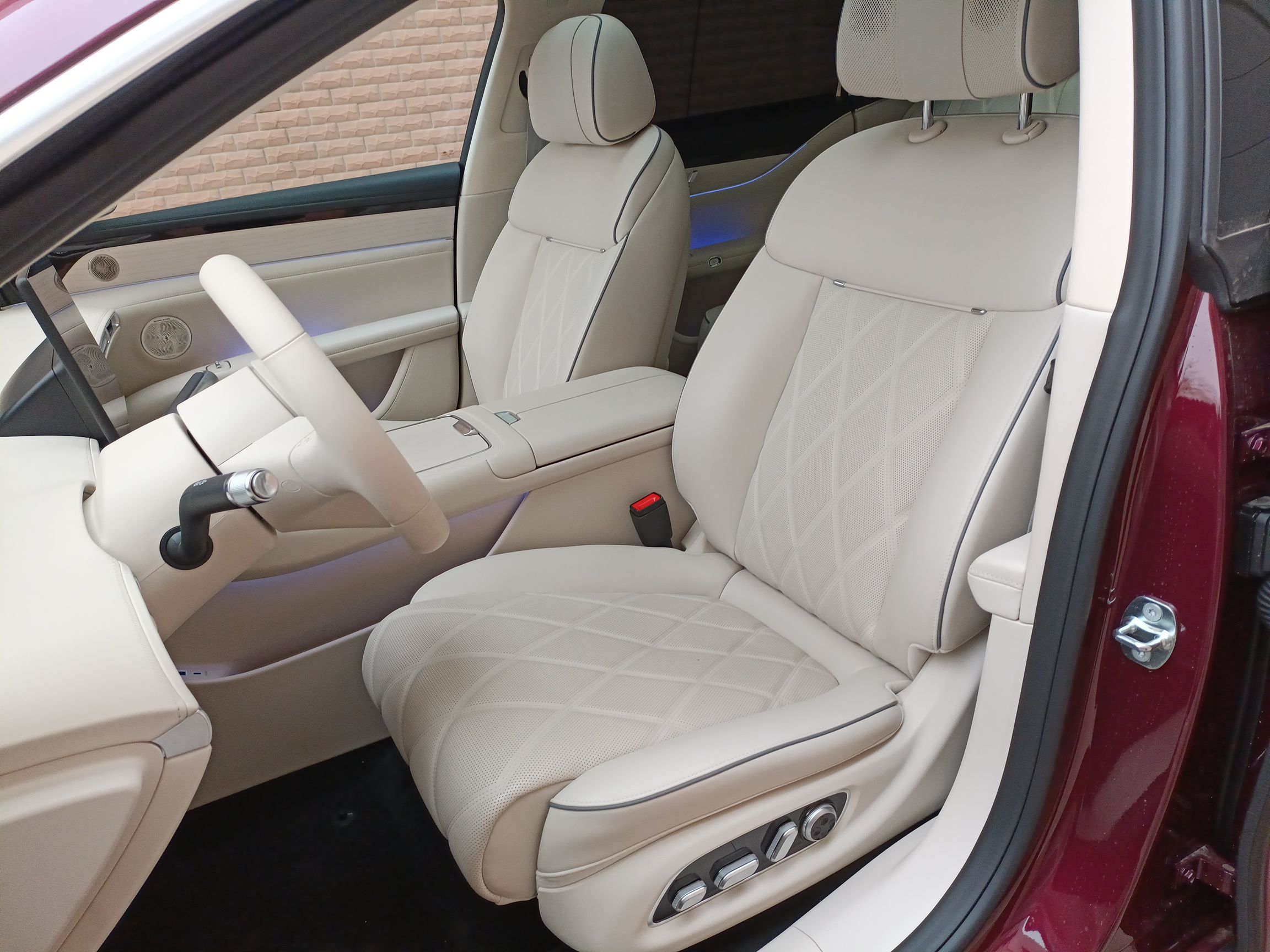 المقاعد الأمامية داخل السيارة