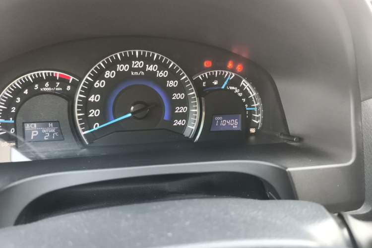 Used Toyota Camry 2015 2.0G Premier Edition Odometer Close Up