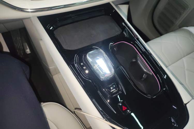 Used Volvo EM90 2025 Ultra Six-Seater Gear Lever